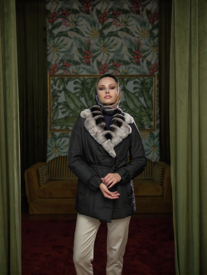 Palton scurt negru din fâș cu guler din blană naturală