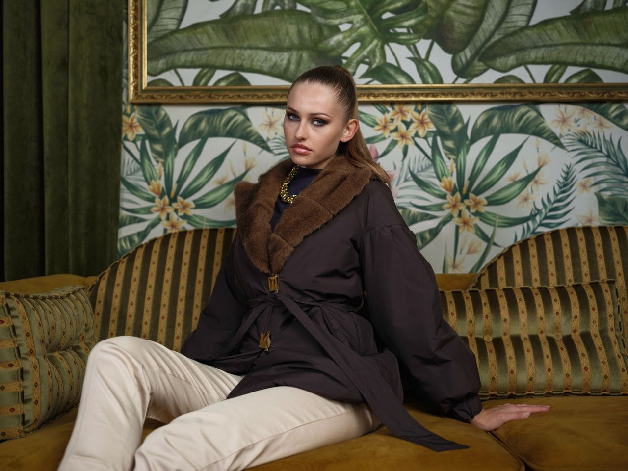 Palton scurt maro din fâș cu guler din blană naturală