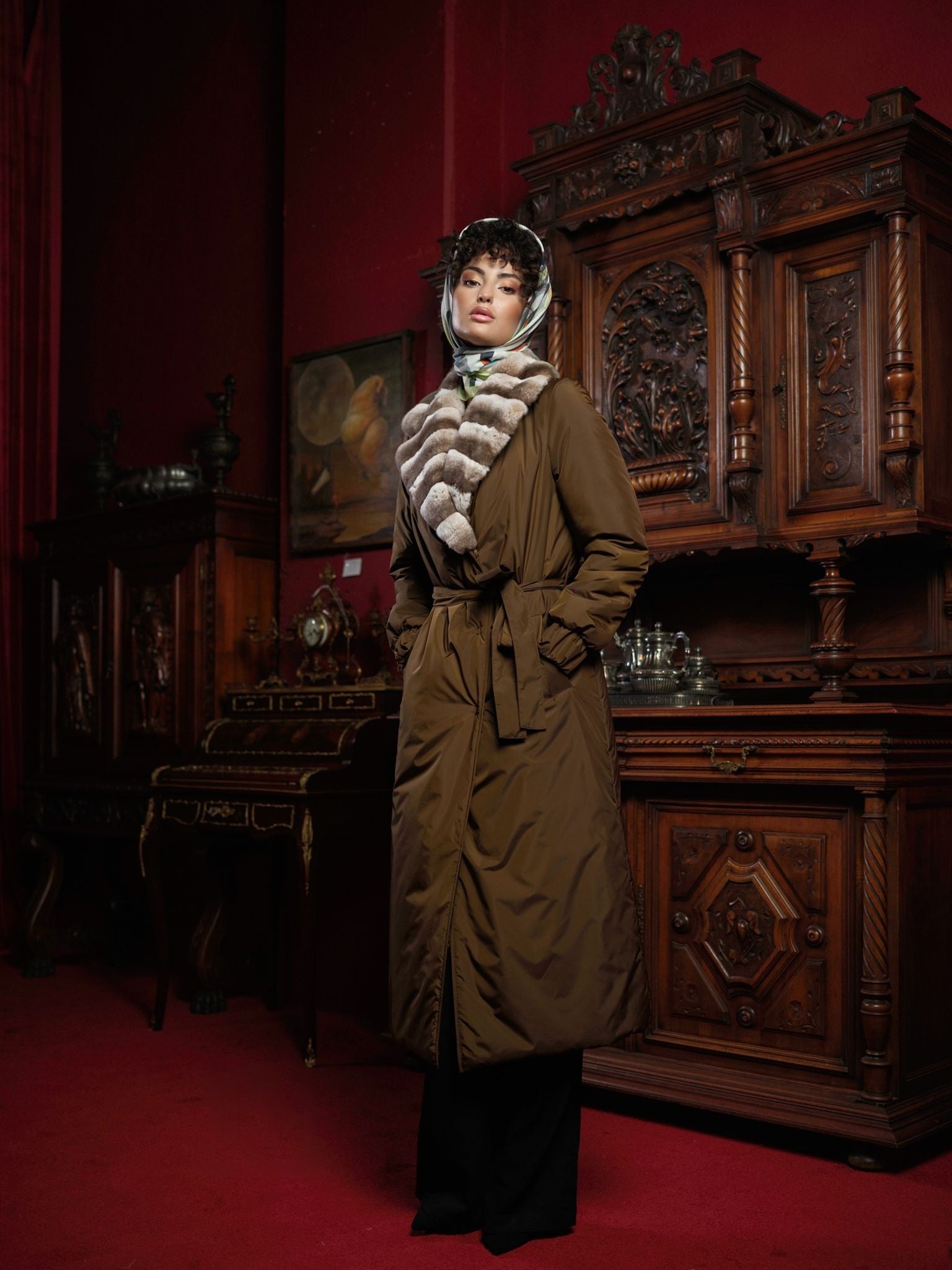 Palton lung negru cu guler din blană naturală