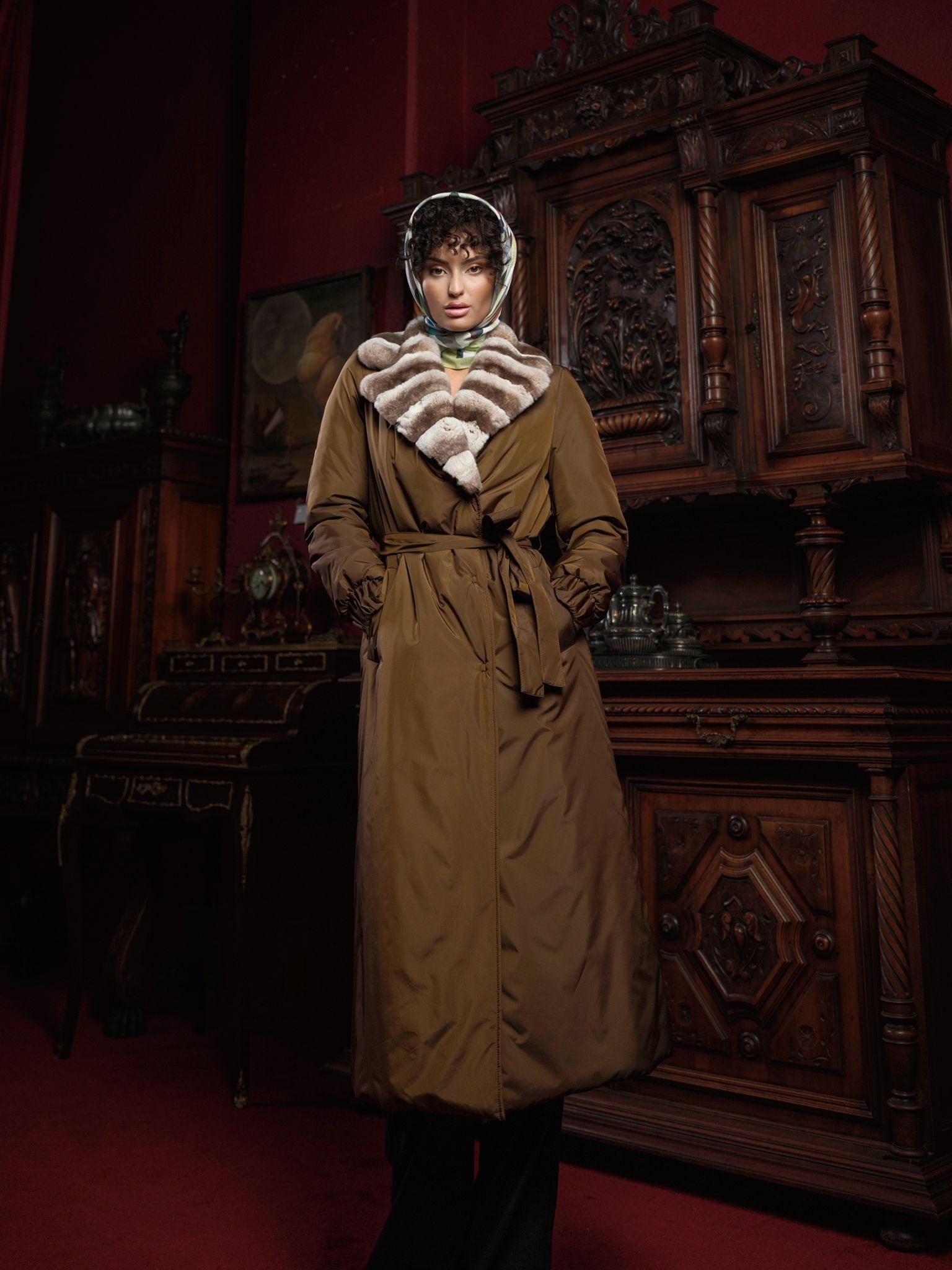 Palton lung negru cu guler din blană naturală