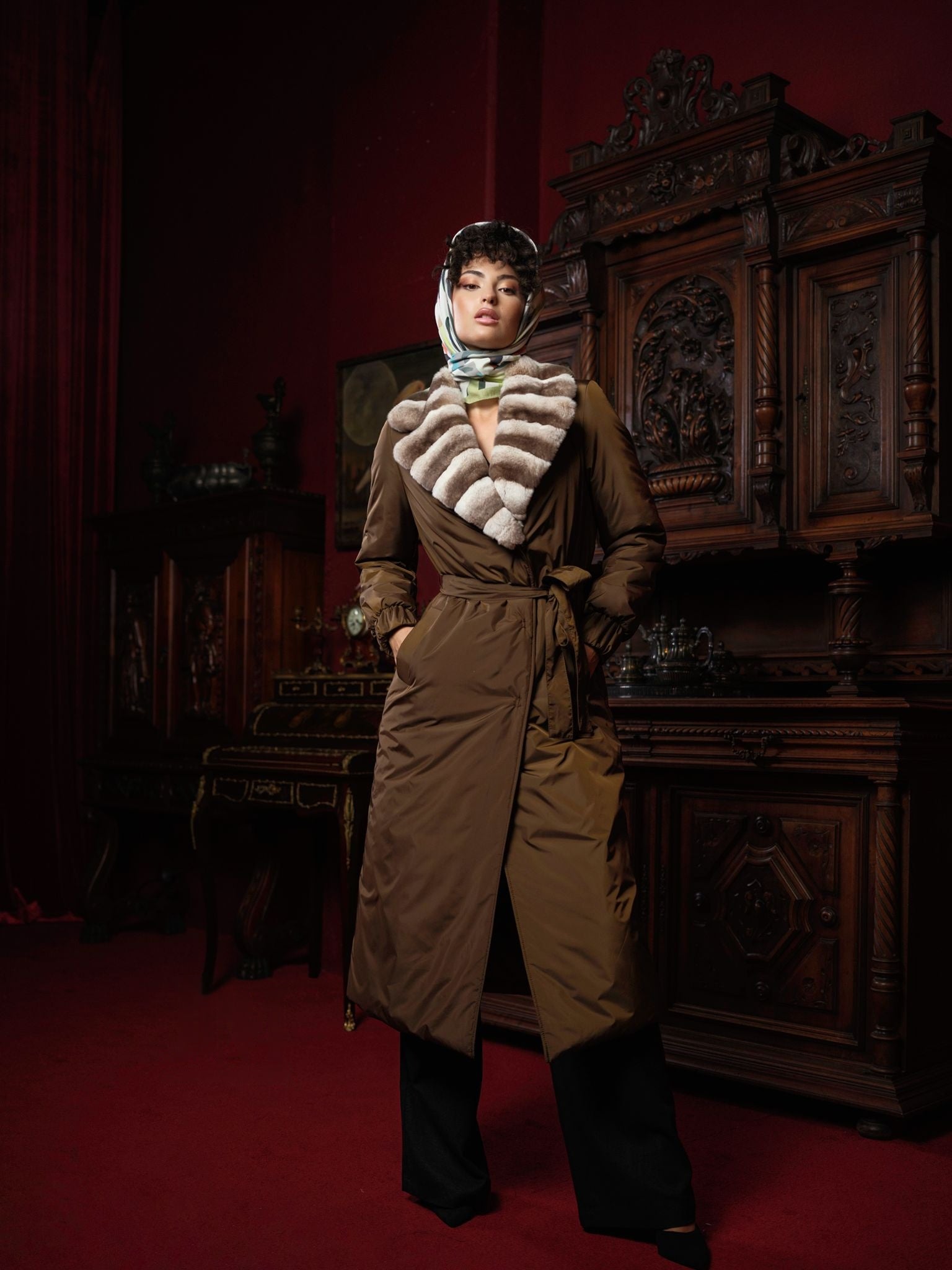 Palton lung negru cu guler din blană naturală